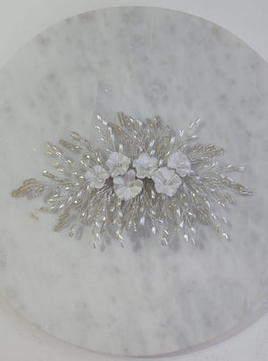 tocado de novia elegante con flores de porcelana