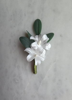 Boutonniere de flor de azahar hecho a mano para novio o padrino de bod, elegante y atemporal