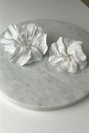 Tocado “Flores de Razo de Seda” hecho a mano, accesorio elegante de seda y raso para novia o eventos especiales
