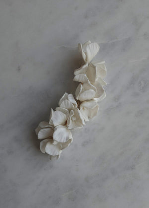 Tocado doble con flores de porcelana, hechas a mano. Ideal para peinados clásicas y atemporales.