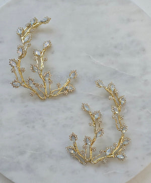 Tocado de ramas con ópalos y brillantes para novias modernas y elegantes