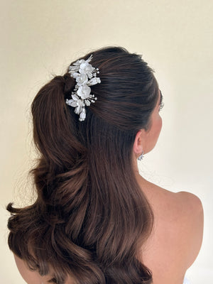 tocado clásico con hojas de metal y flores de cerámica con perlas, ideal para novias