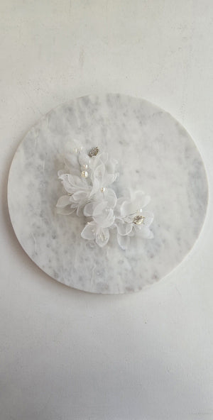 Tocado de Flores de organza, ideal para peinados recogidos o sueltos