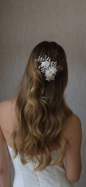 Tocado de novia con flor bordada
