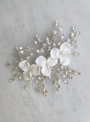 Tocado de novia hecho a mano con flores de porcelana y ramas de brillantes con forma de marquís