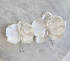 hairpins de orquídeas nacaradas hechas a mano, ideales para peinados de novia elegantes y románticos.