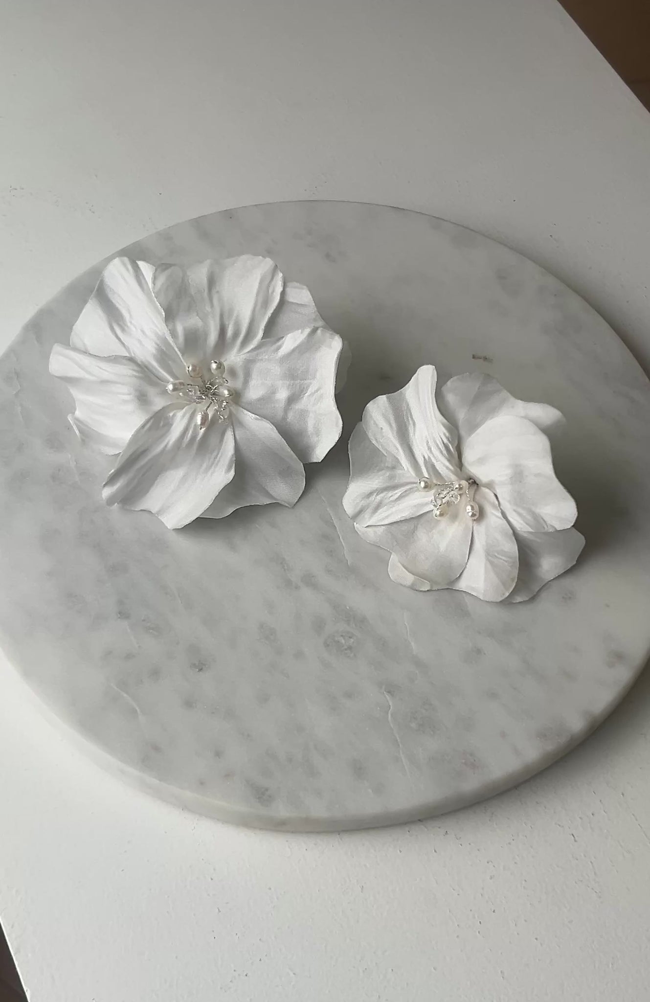 Tocado “Flores de Razo de Seda” hecho a mano, accesorio elegante de seda y raso para novia o eventos especiales
