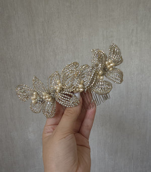 Tocado de novia con azahares y brillo ideal para boda religiosa o boda civil